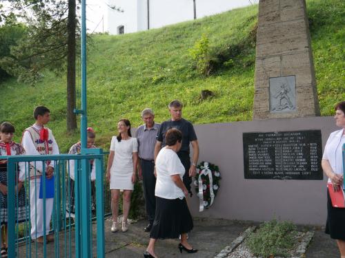 Kladenie vencov pri pomníku hrdinov SNP